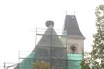 V Dubném začala oprava střechy kostela. Domov čápům na střeše zůstane.