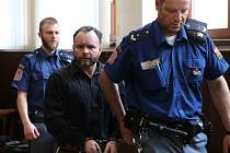 Eskorta přivedla ve středu 27. dubna před krajský soud obžalovaného drogového bosse z Vimperka, Rudolfa Chalaše.