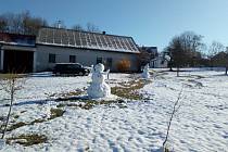 Na některých místech jižních Čech se ještě i v závěru března 2020 držel sníh. Na snímku sněhuláci v Jankově.