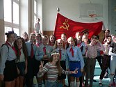 Akce k výročí 17. listopadu na Biskupském gymnáziu v Českých Budějovicích. Na gymnáziu se mísily květinové děti s těmi s rudými pionýrskými šátky.