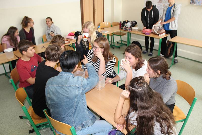 Na Gymnáziu J.V. Jirsíka v Českých Budějovicích měli někteří studenti pozměněný rozvrh. V 1. A studenti první dvě hodiny posnídali s třídním učitelem.