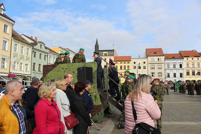 Slavnostní akt a položení věnců k pomníku T.G. Masaryka na českobudějovickém náměstí ke Dni vzniku samostatného československého státu.