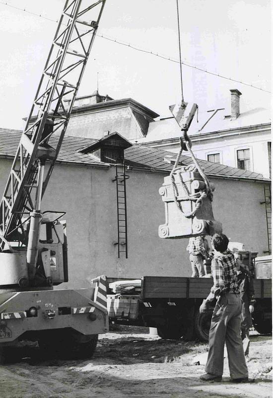 Usazování soch v klášterní zahradě. Foto ze sbírky fotografií a pohlednic Jiřího Dvořáka poskytl Státní okresní archiv České Budějovice