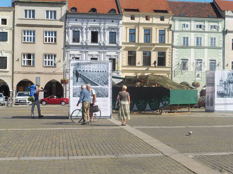 Milion chvilek pro demokracii přichystalo připomínkovou akci k 21. srpnu. Maketami tanků na náměstí Přemysla Otakara II. a na Sokolském ostrově, panelovou výstavou a performancí připomínají organizátoři srpnové události 1968.