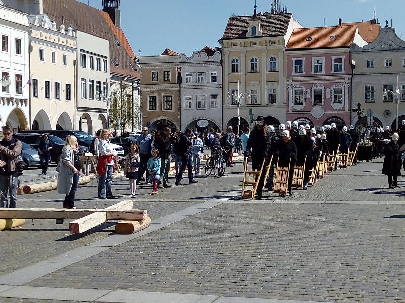 Na Velký pátek lidé sledovali průvod městem Velikonoční hrkání Divadla Víti Marčíka. Ve 12 h hrkání symbolizovalo Golgotu.