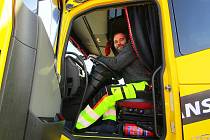 Osmatřicetiletý Václav Sýkora je strážným andělem kamioňáků už 12. rokem. Svou práci považuje za koníček a každé náročné vyprošťovaní nadměrných automobilů je pro něj výzvou.