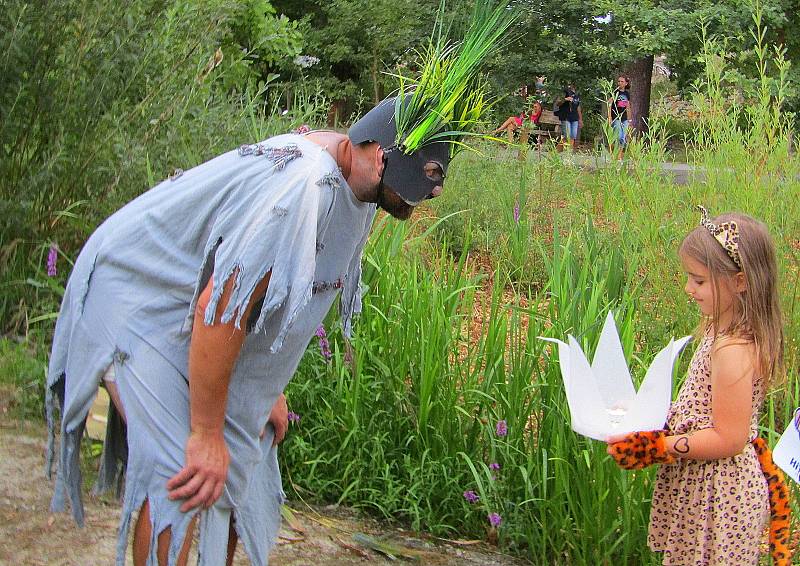 Večerní pohádková zoo přilákala desítky návštěvníků.