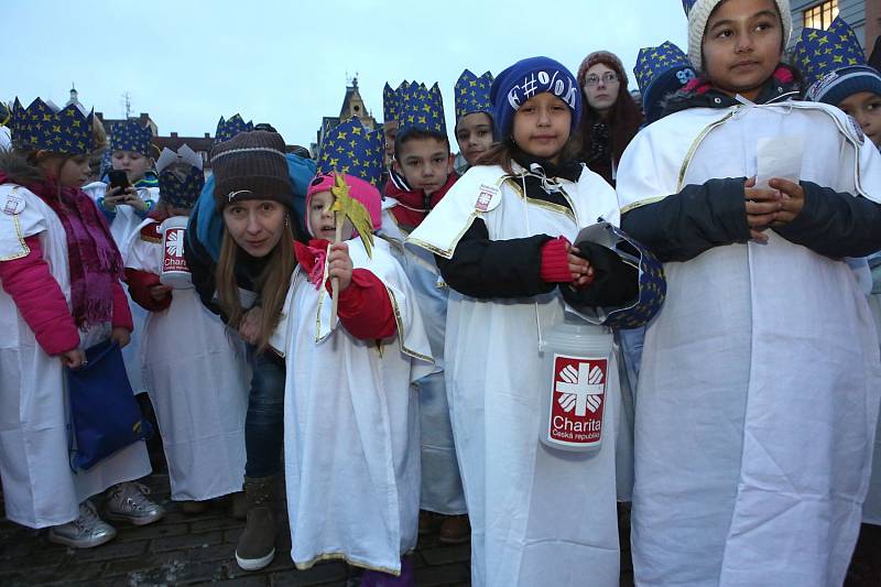 Tři králové zahájili na českobudějovickém náměstí sbírku Městské charity