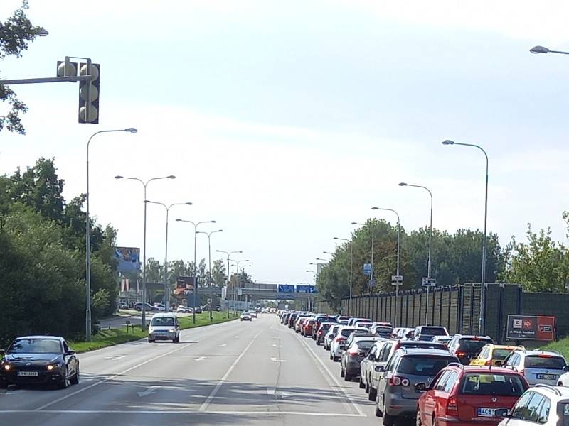 Kolony aut prodloužila v Českých Budějovicích výstava Země živitelka.