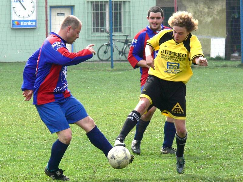 Domácí Milan Rozum (vlevo) a štěpánovický Jiří Šaub bojují o míč na Akře v Českých Budějovicích. Štěpánovice jely domů s prázdnou a nadále bojují o záchranu v OP.