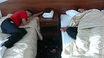 Po cestě a snídani usnuli fotbalisté jako beránci, na snímku Dominik Collin a Mikuláš Jáša