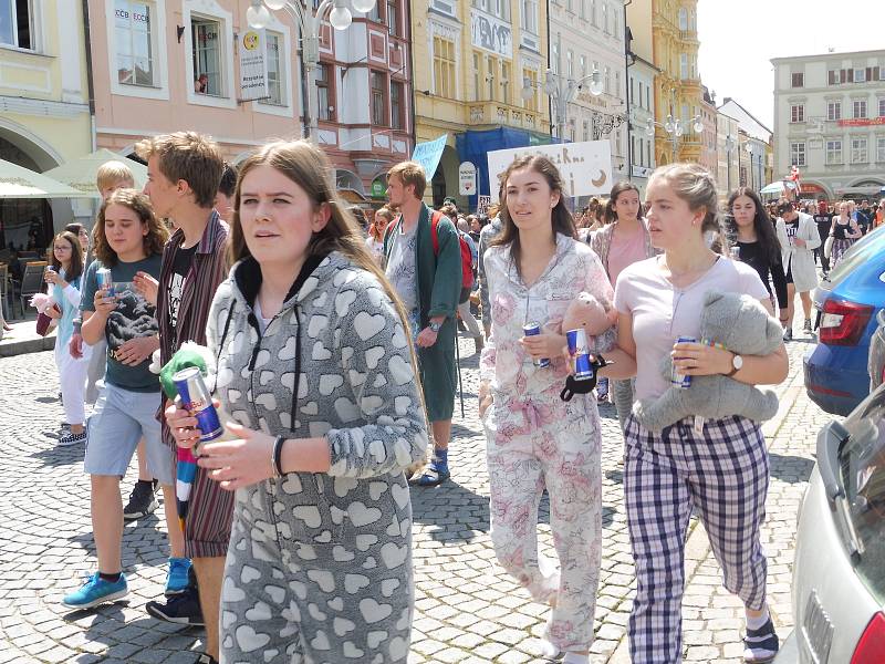 Budějovický majáles vyvrcholil v pátek 24. května tradičním průvodem městem. Studenti ze 17 škol prošli ulicemi centra v maskách. Dav mířil na Sokolský ostrov, kde program pokračoval volbou Krále majálesu. Navečer se zde tradičně koná hudební program.