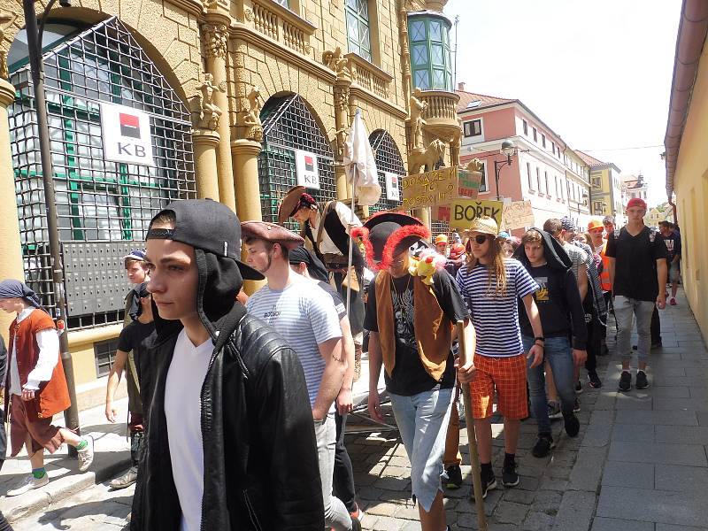 Budějovický majáles vyvrcholil v pátek 24. května tradičním průvodem městem. Studenti ze 17 škol prošli ulicemi centra v maskách. Dav mířil na Sokolský ostrov, kde program pokračoval volbou Krále majálesu. Navečer se zde tradičně koná hudební program.