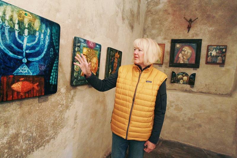 Malířka Renata Štolbová vystavuje své madony ve zlatokorunském klášteře.