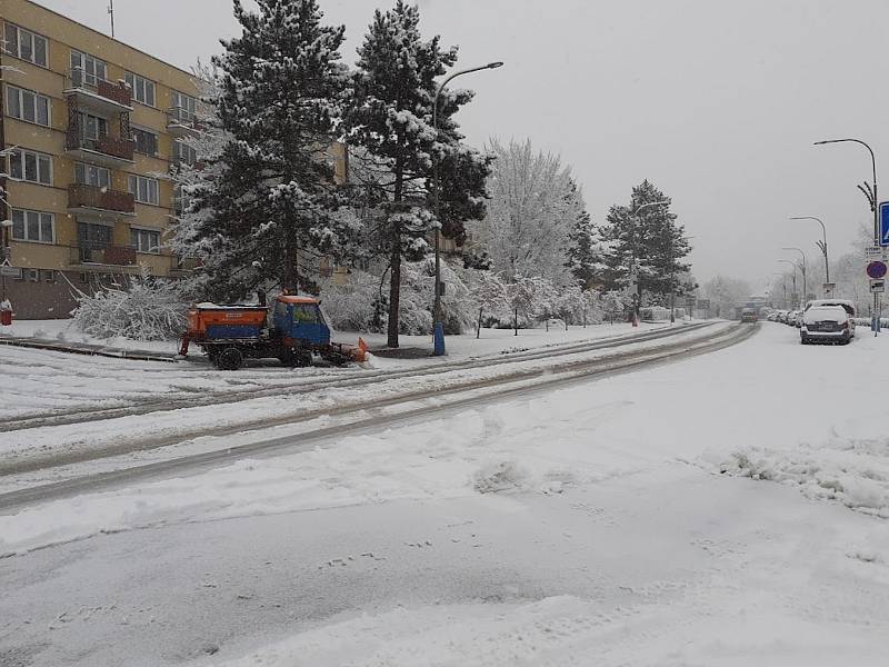 Jižní Čechy jsou pod sněhem. To platí i pro silnice v neděli ráno v Českém Krumlově.