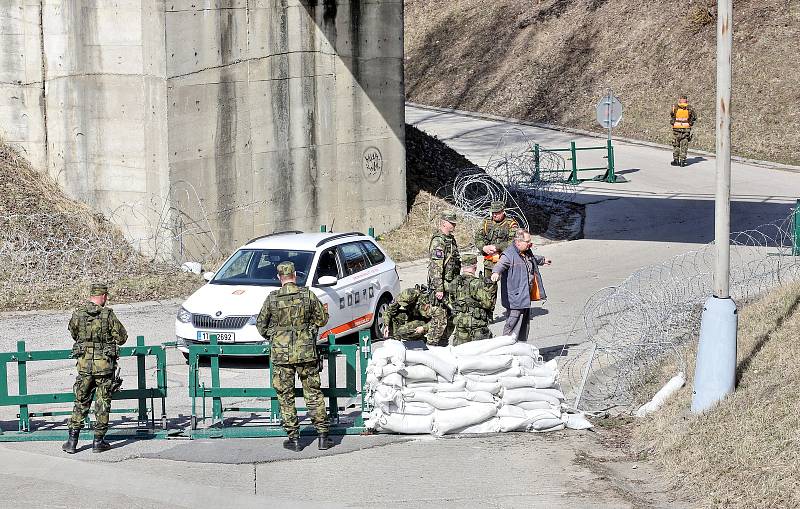 Cvičení SAFEGUARD na jaderné elektrárně Temelín. Vojáci odrazili teroristy, kteří vnikli do chráněné zóny i odrazili útok ukradeného letadla, které na nalétávalo na elektrárnu.