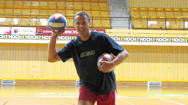 Od žáčků ještě bývalý smečař, nyní libero Petr Habada nezměnil dres. Volejbalovému klubu České Budějovice zůstává věrný i nadále.