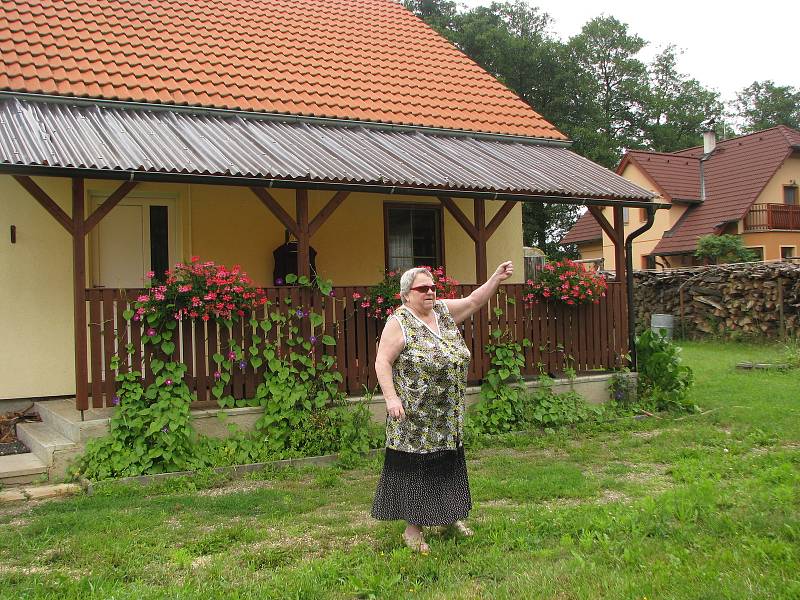 SRPEN 2017. A kousek od něho vyrostl jeden z takzvaných povodňových domků.