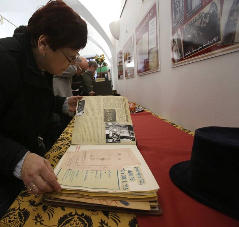 Staré kroniky, almanachy, fotografie z představení a další zajímavosti od včerejška představuje výstava, která je v přízemí historické budovy českobudějovické radnice věnována ochotníkům ze spolku J. K. Tyl.