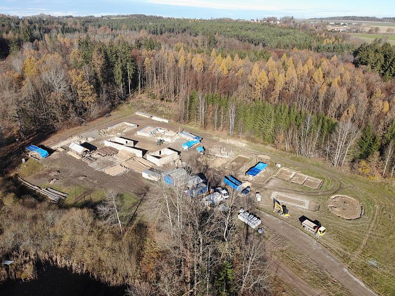 Fotodokumentace z výstavby Archeoskanzenu Trocnov za pomoci dronu 19. listopadu. Zdroj: Krajský úřad Jihočeského kraje, Odbor životního prostředí, zemědělství a lesnictví