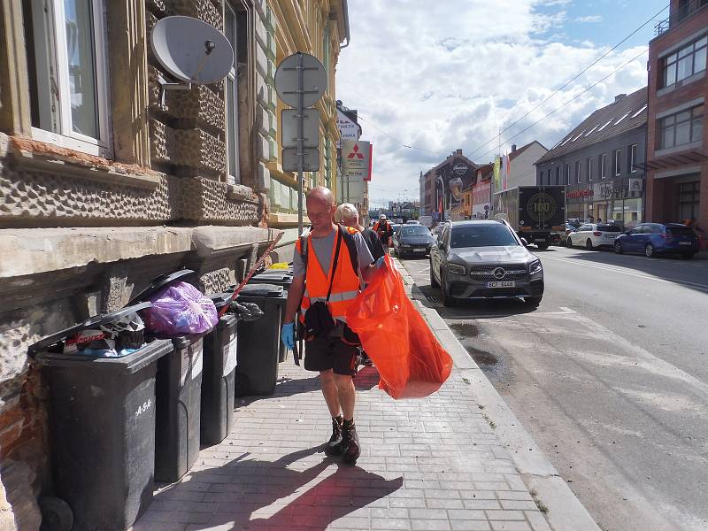 Budějčtí bezdomovci uklízeli v pátek 3. července Rudolfovskou třídu. Vedl je dobrovolník František. Za odměnu dostanou stravenky.