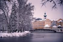 Krajské město se přes noc ocitlo pod sněhem. Atmosféru zimních Budějovic vyrazil fotit Petr Moravec.