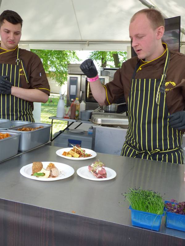 Nejlepší restauraci na jihu Čech volili o víkendu návštěvnici Bosch Fresh Festivalu. Jedni z těch, kteří bojovali o přízeň návštěvníků festivalu, byli i kuchaři z písecké restaurace Kozlovna U Plechandy.