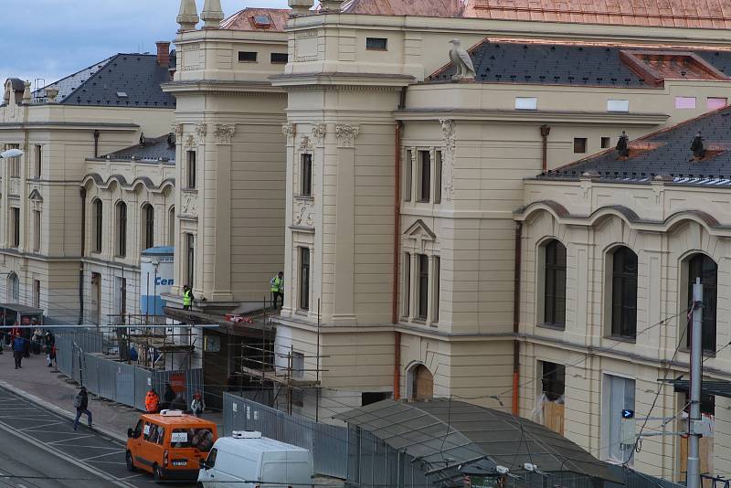 Budova budějovického vlakového nádraží, která prochází zásadní rekonstrukcí, je už bez lešení.
