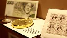 Muzeum Jindřichohradecka otevřelo novou expozici Emy Destinnové. Připomíná také, že její odkaz žije na bankovkách i známkách.