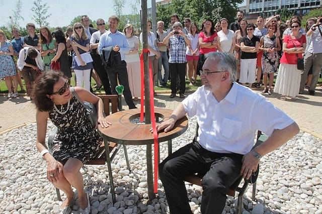 Lavička Václava Havla v kampusu Jihočeské univerzity - slavnostní odhalení ve středu 11. června.