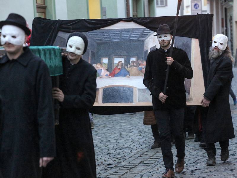 Zvony odletěly do Říma a do Budějovic přišlo Hrkání.