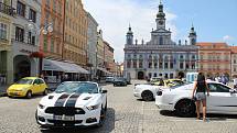 Třídenní dostaveníčko si na jihu Čech dali milovníci aut značky Ford Mustang. V neděli se zastavili na náměstí Přemysla Otakara II. v Českých Budějovicích.