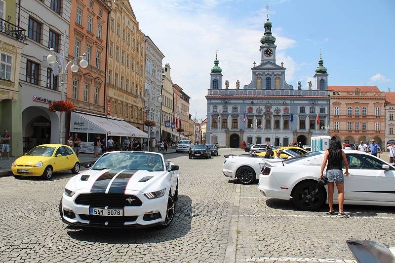 Třídenní dostaveníčko si na jihu Čech dali milovníci aut značky Ford Mustang. V neděli se zastavili na náměstí Přemysla Otakara II. v Českých Budějovicích.