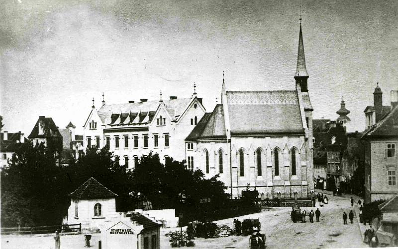 Západní část Senovážného náměstí, po levé straně věž Manda zbouraná roku 1904. Foto ze sbírky fotografií a pohlednic Jiřího Dvořáka poskytl Státní okresní archiv České Budějovice.