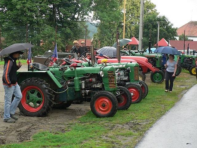 Setkání historických traktorů v Sedle u Komařic.