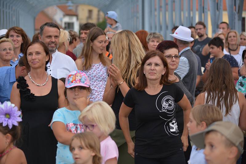 V taneční parket se v neděli večer promění železný most v Týně nad Vltavou. Snímek je z loňského ročníku.