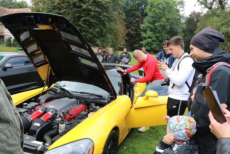 Výstava sportovních automobilů v parku zámku Blatná zaujala stovky návštěvníků.