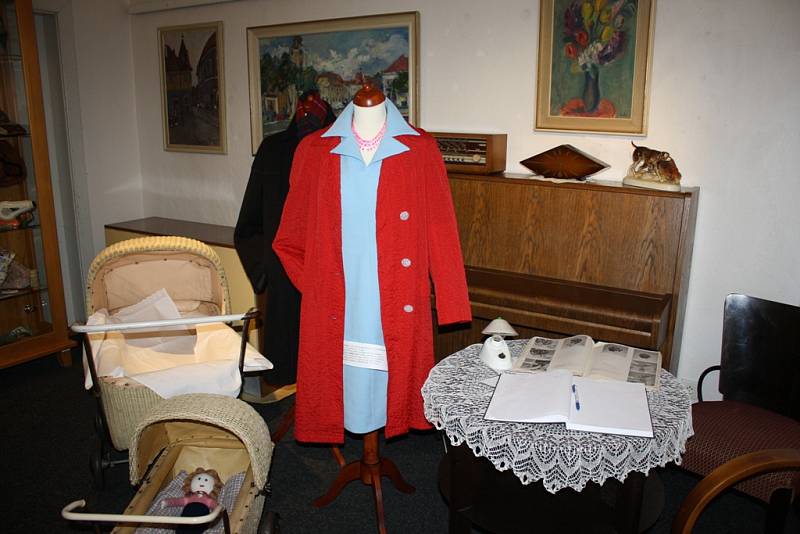 Výstava Ze starých šatníků a truhel v Městském muzeu v Týně nad Vltavou ukazuje, jak se měnila móda od poloviny 19. do poloviny 20. století. 