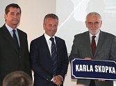 Slavnostní otevření nové výrobní haly. Zleva Jiří Šácha, Ernst Faber a starosta města Borovany Stanislav Malík.