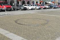 Po motorkářské svatbě zůstal na dlažbě náměstí černý kruh.