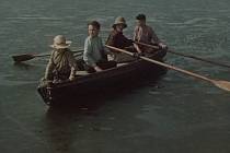Záběr z filmu Cesta do pravěku natočený na rybníku u Strmilova.