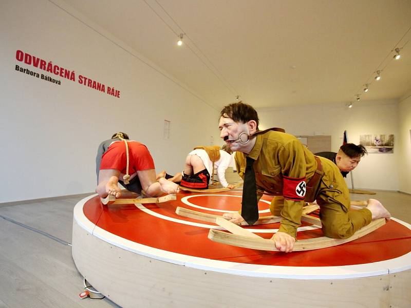 Hitler, Stalin, Mao Ce-tung a Kim Čong-un se jako sochy - některé s nahými zadnicemi - točí na kolotoči v Galerii Mariánská. Výstavou Odvrácená strana ráje tam provokuje Barbora Bálková.