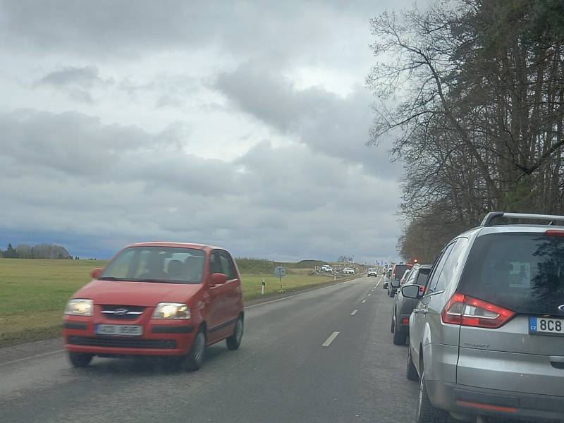 Dne 2. prosince 2021 začal zkušební provoz i na zbývající části obchvatu Strážkovic na Českobudějovicku. Brzo odpoledne zde stáli naposledy řidiči v kolonách na semaforech, kvůli provizorní krátké objížďce.