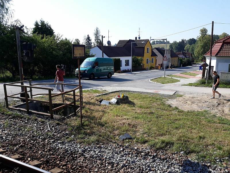 Tragická dopravní nehoda na železničním přejezdu mezi Kamenným Újezdem a Včelnou v roce 2018.