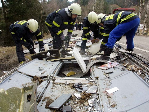 Největší neštěstí na silnicích v regionu připomíná u Nažidel kupa kamenů. Na následky havárie v roce 2003 na místě nebo později zemřelo 20 lidí.