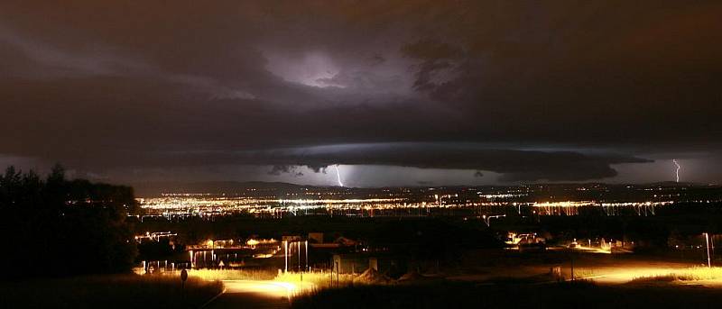 Jih Čech bičovaly o víkendu silné noční bouřky. V noci z neděli na pondělí se sešlo několik bouřkových mraků nad českobudějovickou pánví. Za bouře bývá relativní vlhkost vzduchu extrémně vysoká, vzduch se při úderu ohřeje až na 30 000 °C.