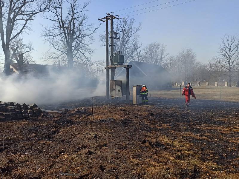 Pět jednotek hasičů zasahovalo u požáru stodoly v Hluboké nad Vltavou.