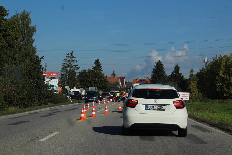 Úterý 28. 9. dopoledne na uzavírce ve Včelné a objízdných trasách.