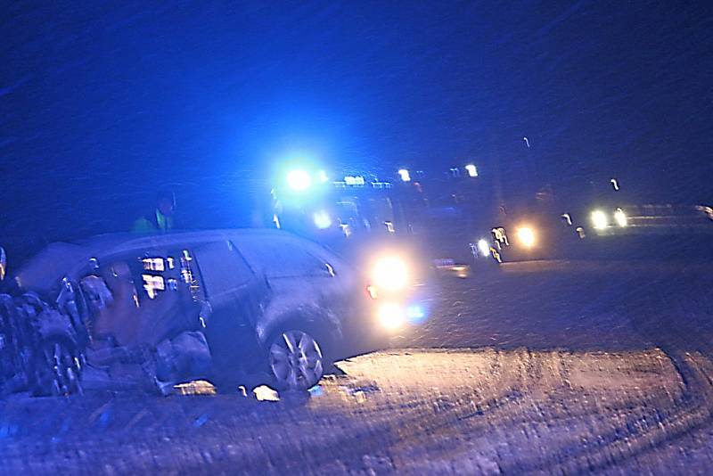 Středeční vážná nehoda u Ševětína zkomplikovala dopravu na hlavním tahu mezi Českými Budějovicemi a Táborem. Místo nehody bylo možné fotografovat jen z větší vzdálenosti.