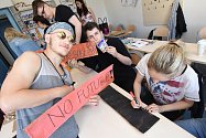 Kostýmy a transparenty si na páteční majálesový průvod chystají studenti Vyšší odborné školy a Střední školy v Českých Budějovích.